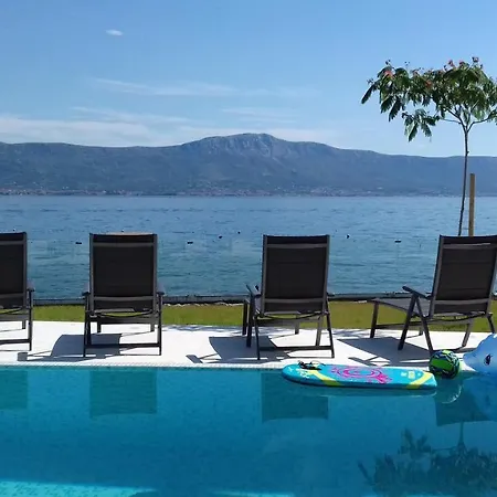 Вилла Acadia Beach Villas Слатине